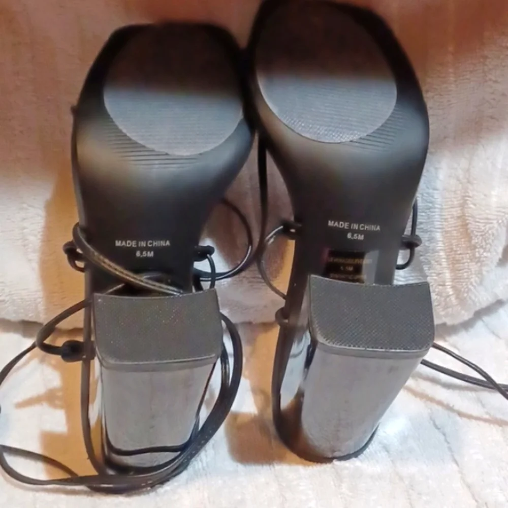 Steve‎ Madden Y2K Woman's Black Tie Around Ankle 4 Inch Heels 6.5 M